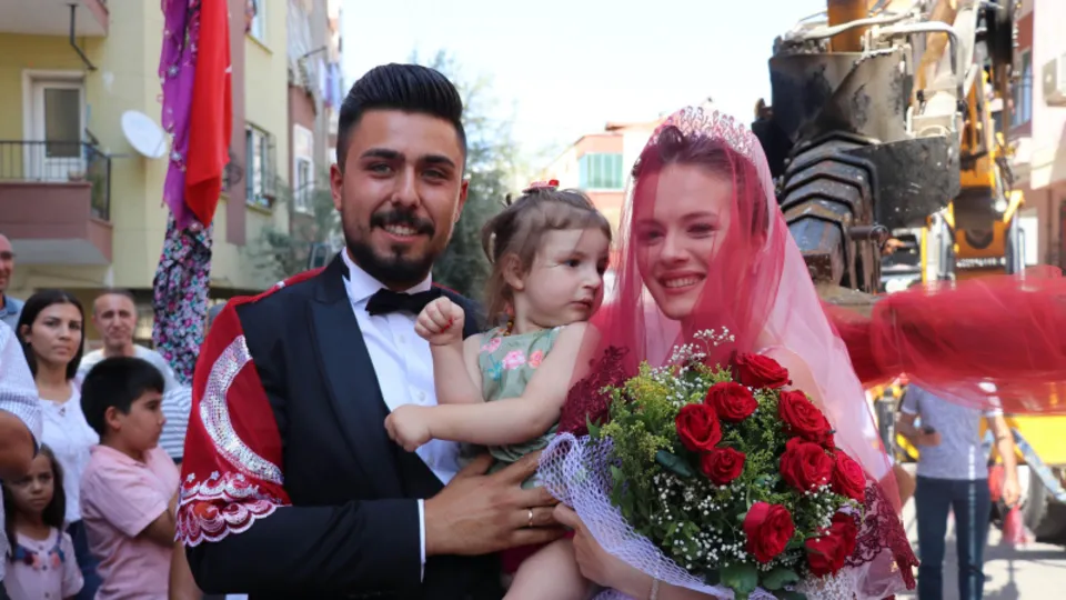 Damat gelini ikna edip öyle bir şey yaptı ki... Görenler gözlerine inanamadı