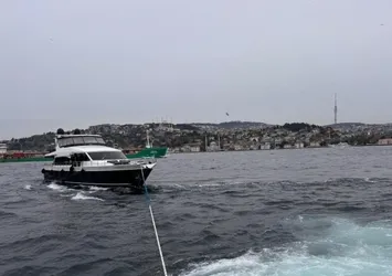 İstanbul Boğazı’nda tekne sürülendi!