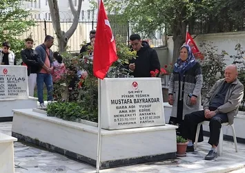 Şehitlikler ve deprem mezarlıklarında buruk bayram!