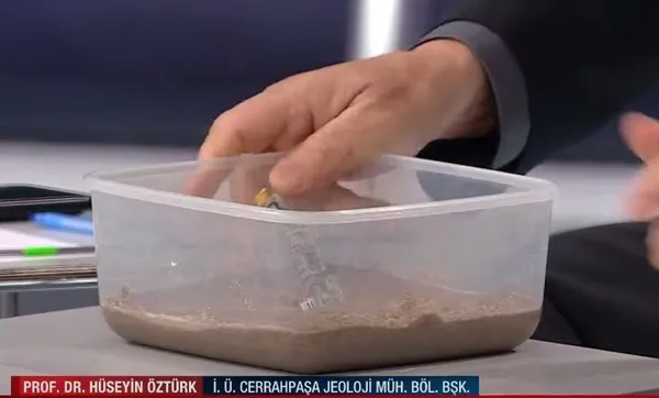 Yıkımın ardındaki tehlike: Sıvılaşma! Prof. Dr. Hüseyin Öztürk A Haber’de görüntüleriyle anlattı: Türkiye’de gördüğümüz en büyük sıvılaşma hikayesi