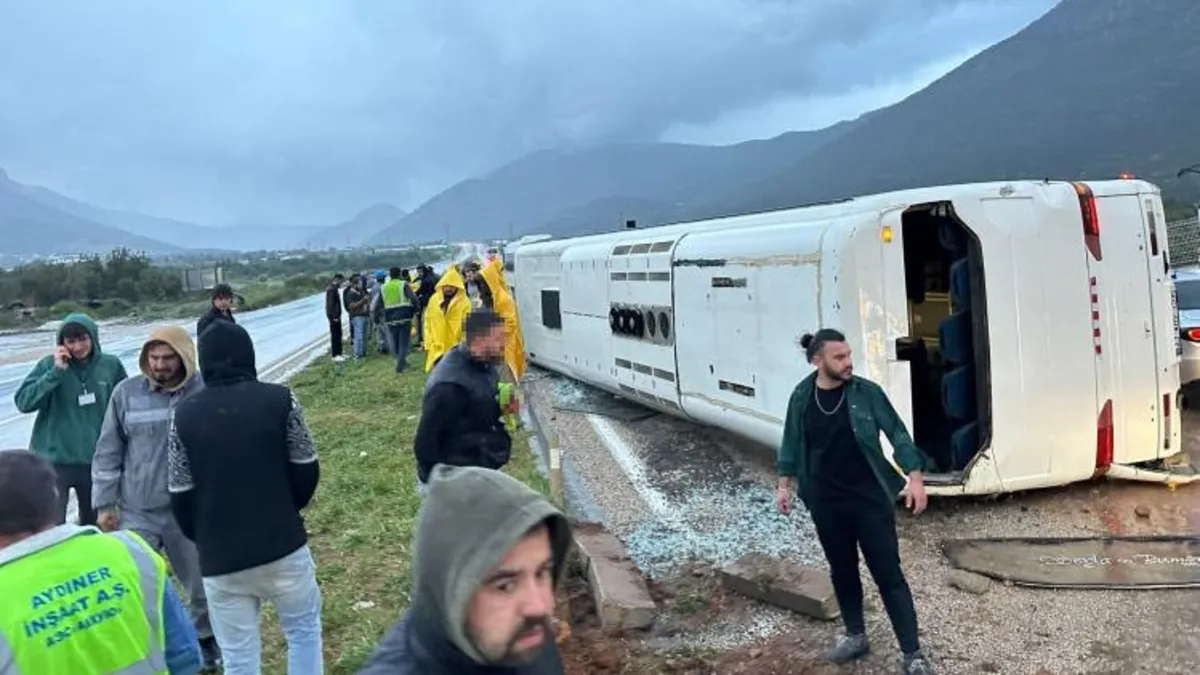 Mersin’de işçi servisi kaza yaptı: 23 yaralı