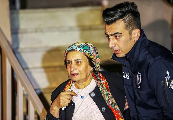 Güngören'de 5 katlı binada yangın - 1