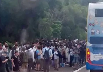 Hong Kong'da iki otobüs çarpıştı : 77 yaralı