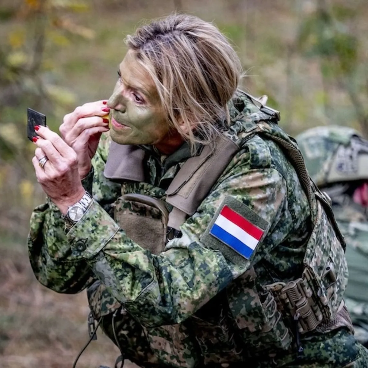 Hollanda kraliçesi cepheye hazırlanıyor: 54 yaşında orduya katıldı