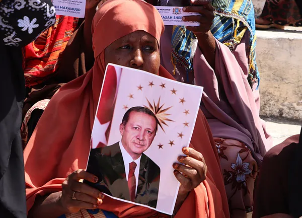 Somali’de Türkiye coşkusu! Anlaşma imzalandı halk sokaklara döküldü: Başkan Erdoğan’ın posterleri açıldı