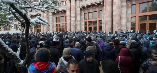 Son dakika: Ermenistan’da sular durulmuyor! Protestocular Başbakanlık binasını kuşattı...