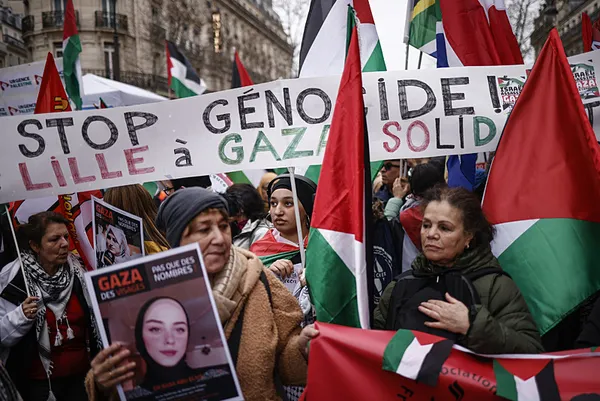 Paris’te Filistin destekçileri, Gazze’deki soykırıma karşı sokağa indi