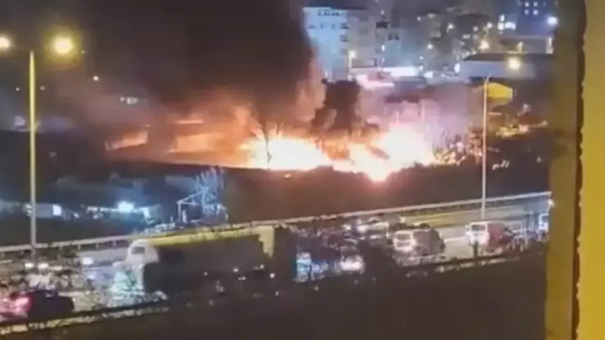 Avcılar'daki geri dönüşüm tesisinde yangın söndürüldü!