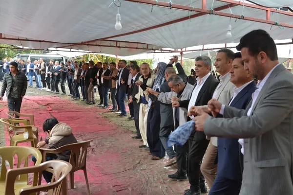 asiret-dugununde-izdiham-geline-35-kilo-altin-damada-4-milyon-tl-takildi-1665384112016.jpg Aşiret düğününde izdiham! Geline 3,5 kilo altın, damada 4 milyon TL takıldı - 2