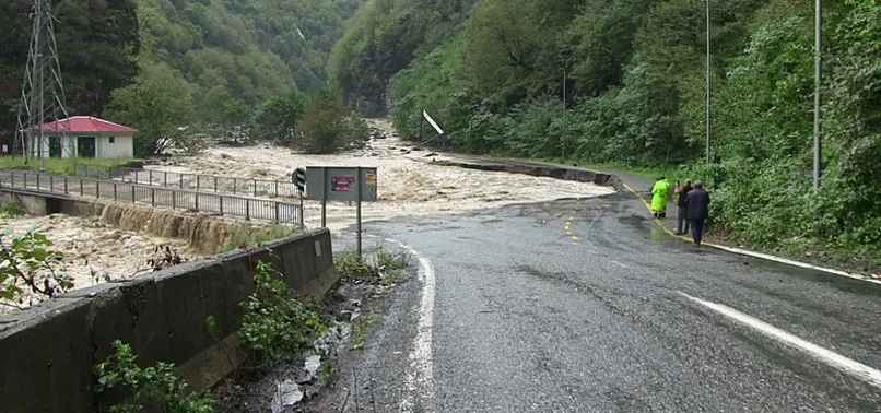 Meteoroloji'den Doğu Karadeniz'e uyarı! Rize'de sağanak alarmı! Köprü çöktü, vatandaşlar mahsur kaldı | A Haber bölgede