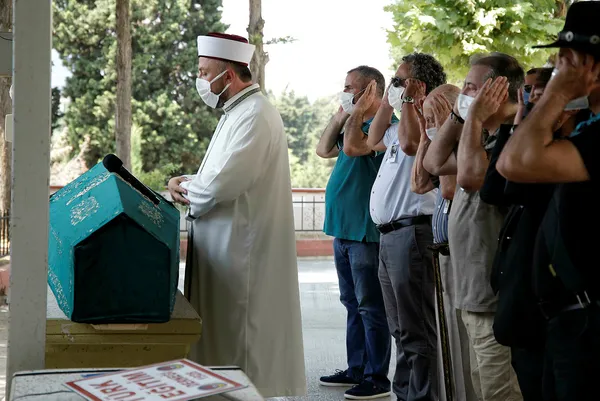 yonetmen-mehmet-dinler-son-yolculuguna-ugurlandi-1626521489667.jpg Yönetmen Mehmet Dinler son yolculuğuna uğurlandı - 1