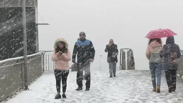 istanbul beylikduzu kar yagisinda son durum lapa lapa yagiyor