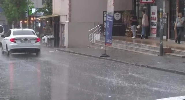 İstanbul'da sağanak başladı! Meteoroloji ve AKOM'un uyarıları sonrası yağış etkisini gösterdi! İşte güncel hava durumu... - 4
