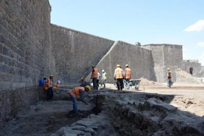 UNESCO Dünya Mirası Listesi'nde yer alan Diyarbakır'ın 5 bin yıllık surlarının sırrı araştırılıyor - 7