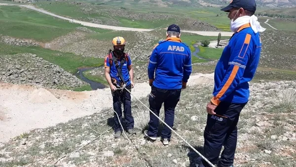AFAD ve jandarma ekipleri dağda mahsur kalan koyun için seferber oldu - 2