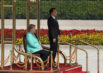 Merkel Çin'de ayağa kalkamadı