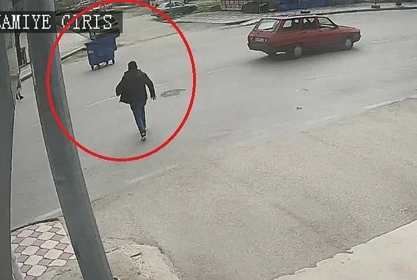 1680159022334.jpeg Fırtına savurdu konteyner caddede peşinden koşturdu - 3