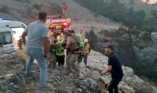 1628456973882.jpg Muğla'da yanan ağaç ekiplerin üzerine devrildi: İki orman işçisi hastaneye kaldırıldı - 1