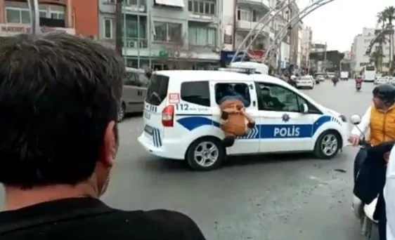 mersinde-aksiyon-filmlerini-aratmayan-olay-kelepceli-sahis-polis-otosunun-camindan-atlayip-kacti-1649334754216.jpg Mersin’de aksiyon filmlerini aratmayan olay: Kelepçeli şahıs polis otosunun camından atlayıp kaçtı! - 3