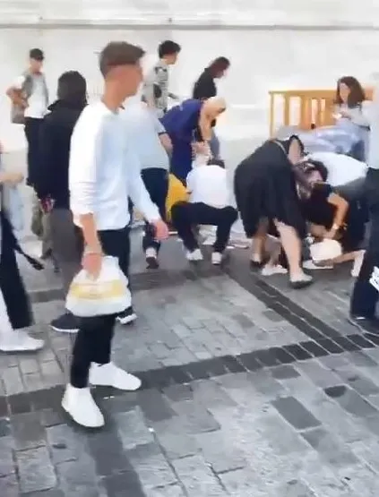 1663507526711.jpg Eminönü'nde ilginç anlar! Poşetteki paraları havaya saçtı - 2