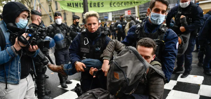 Fransa'da işçi sendikaları ve göçmenlerden protesto: Macron senden tüm kalbimle nefret ediyorum!