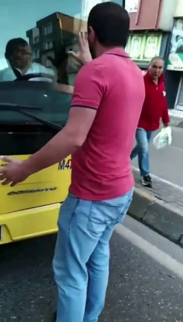 iett-otobusu-krizi-yolcular-yolu-kesti-1664347532178.jpg İETT otobüsü krizi! Yolcuların bazıları yol kesti bazıları ise metrelerce kuyruk oluşturdu - 4