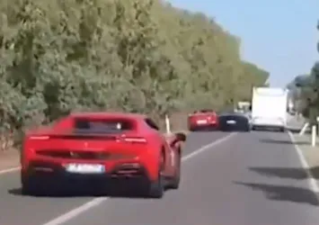 Lüks otomobillerin kaza anı kamerada: 2 ölü