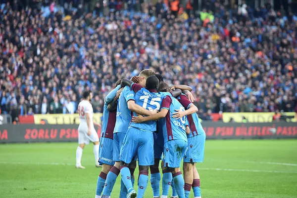 Sivasspor’u 2-1 mağlup eden Trabzonspor 298 hafta sonra yeniden lider
