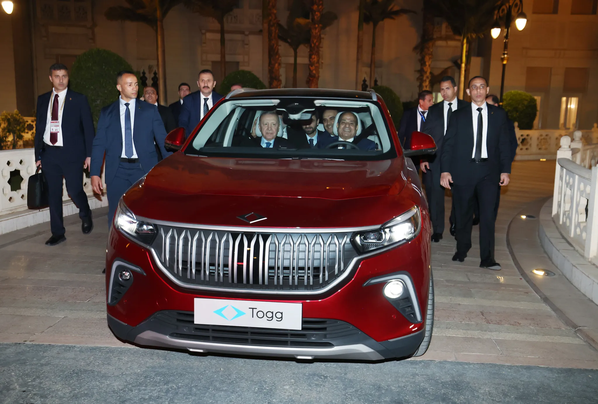 Kahire'ye Togg damgası! Başkan Erdoğan Sisi'ye  yerli elektrikli otomobili hediye etti