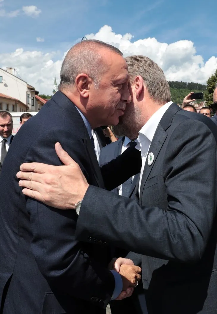 Başkan Erdoğan, Aliya İzzetbegoviç'in kabrini ziyaret etti