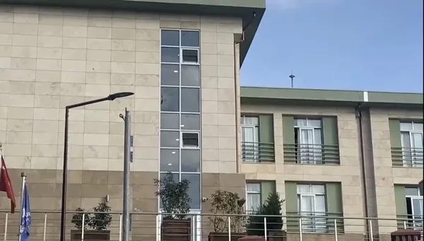 beyoglunda-kiz-yurdunda-korku-dolu-anlar-maganda-kursunlarinin-hedefi-oldu-1668587620972.jpg Beyoğlu’nda kız yurdunda korku dolu anlar! Maganda kurşunlarının hedefi oldu - 2
