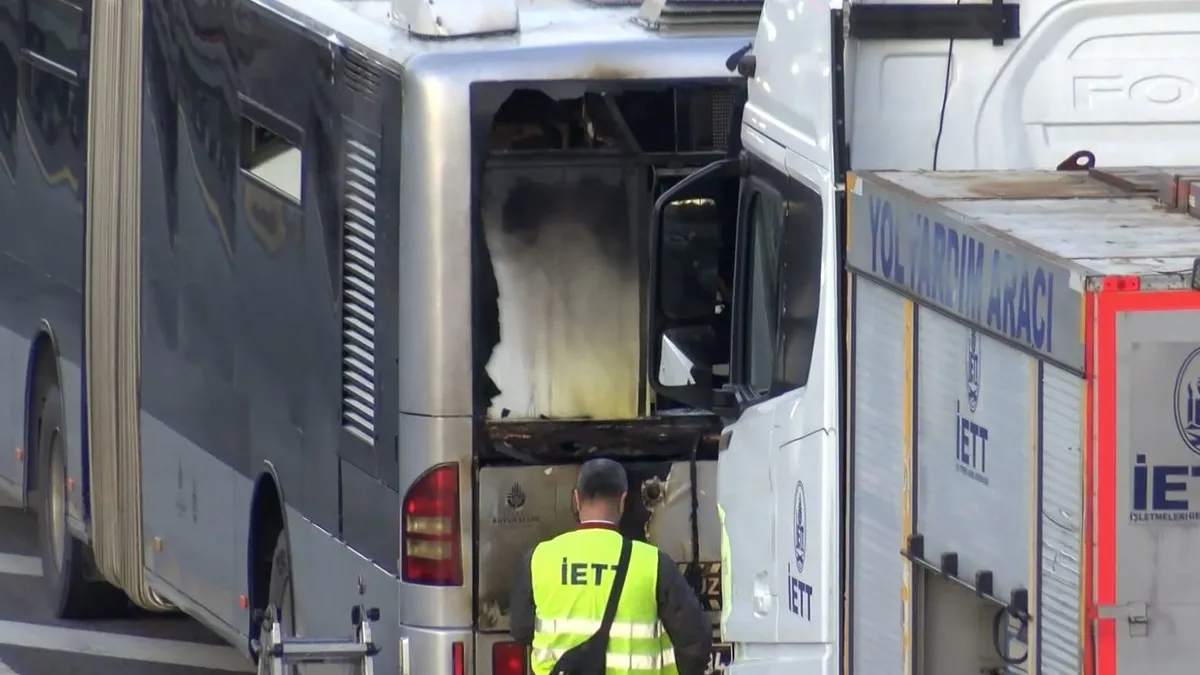 Metrobüste çıkan yangın söndürüldü