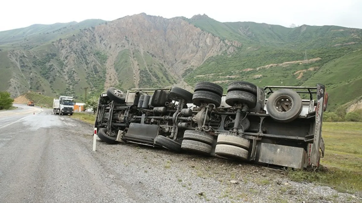 Hakkari'de yamaca çarpan kamyonetin sürücüsü öldü