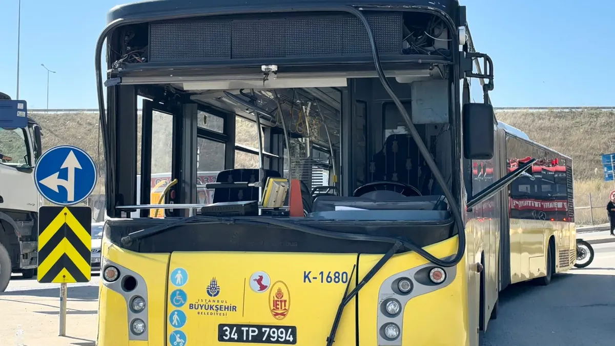 İETT otobüsü kontrolden çıktı! Duvara çarptı: 4 yaralı - 2