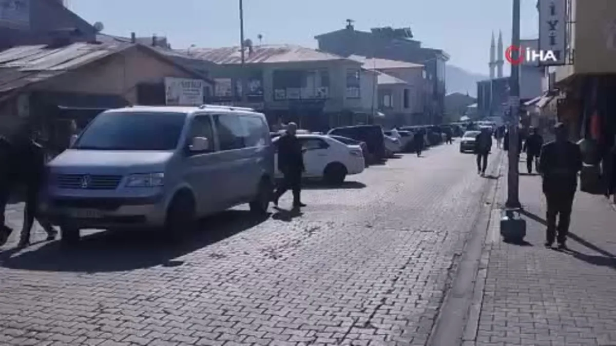 Muş merkezde yetiştirdiği kabakları Varto'da satıyor