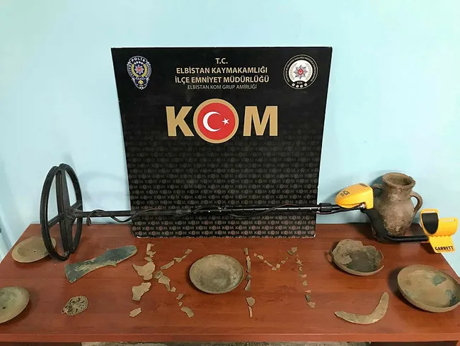 kahramanmarasta-sosyal-medyadan-tarihi-eser-paylasim-yapan-sahis-yakalandi-1638352823122.jpg Kahramanmaraş'ta sosyal medyadan tarihi eser paylaşım yapan şahıs yakalandı - 2