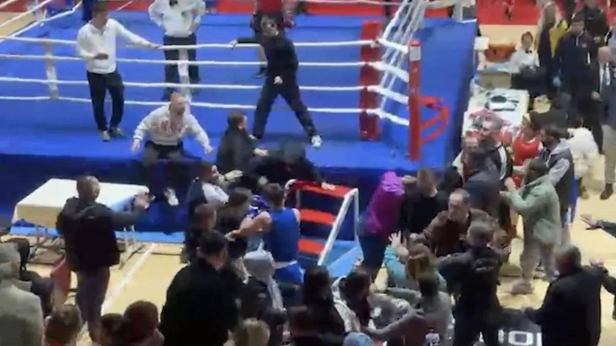 Boks turnuvasında kavga ring dışına taştı! Yumruklar havada uçuştu