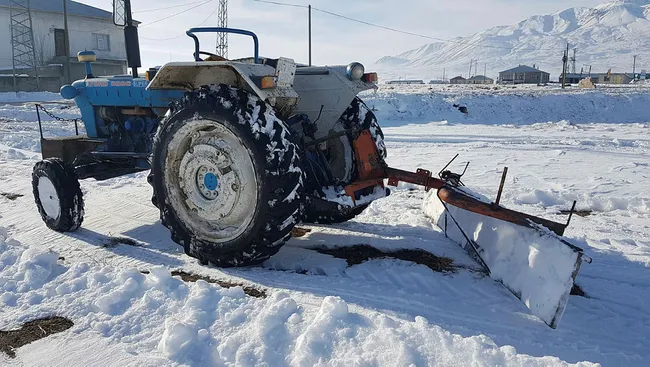 Bitlis’te kar nedeniyle atölyesine gidemeyen demir ustası küreme aracı yaptı - 7