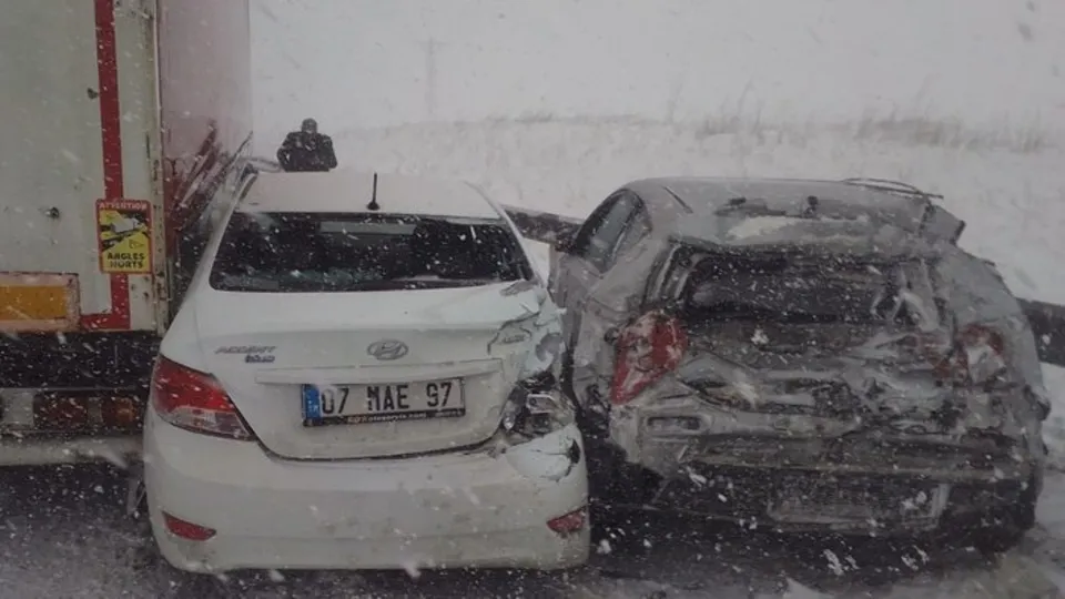 İstanbul’da kar kazası: Yokuş aşağıya kayan cip 11 araca çarptı!