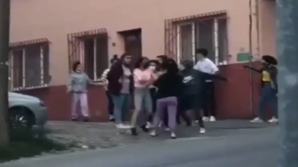 Liseli kızlar birbirine girdi! Tekme tokat sevgili kavgası kamerada