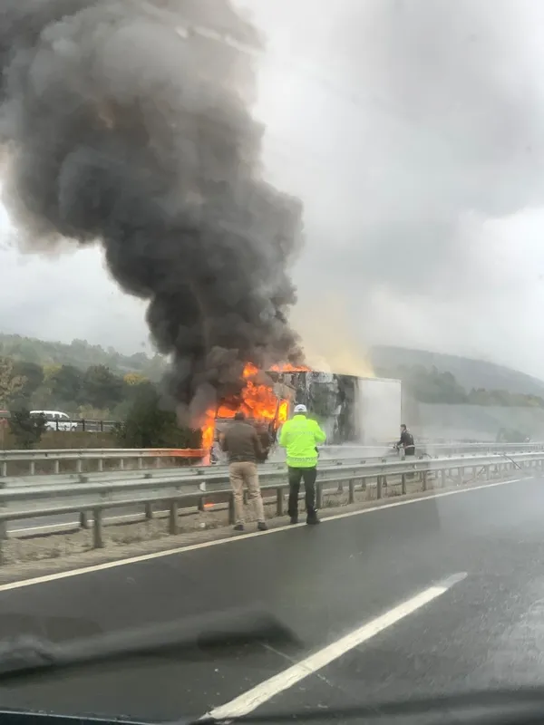 boluda-tavuk-yuklu-tir-alev-alev-yandi-1665926186145.jpg Bolu’da tavuk yüklü tır alev alev yandı - 4