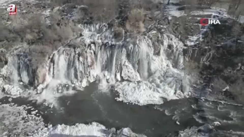Muradiye Şelalesi kısmen buz tuttu