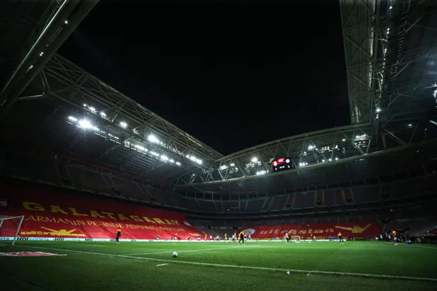 Galatasaray Fenerbahçe maçını canlı veren yabancı kanallar! Hangi kanallar derbiyi canlı veriyor? GS FB maçı ŞİFRESİZ kanallar