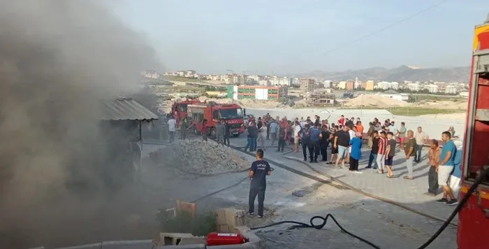 hatayda-yangin-panigi-prefabrik-evler-alev-alev-yandi-1717885209471.jpg