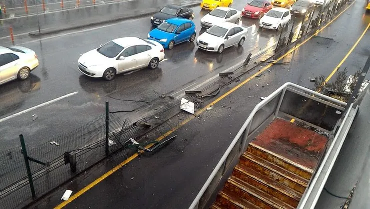 Küçükçekmece'de metrobüs kazası! Çok sayıda yaralı var - 1