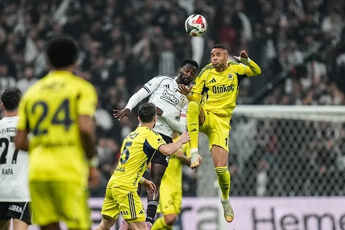 fenerbahceden-tarihi-geri-donus-istanbulda-nefes-kesen-derbi-besiktas-2-3-fenerbahce-mac-sonucu-1762109675992.jpeg İstanbul'da nefes kesen derbide Fenerbahçe 2-0'dan geri gelerek 3-2 kazandı. (AA)