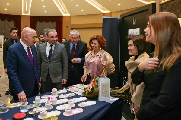 cumhur-ittifaki-abb-baskan-adayi-altinok-sergi-acilisina-katildi-uluslararasi-bir-sanat-galerisini-baskentimiz-1708617533864.jpg Cumhur İttifakı ABB Başkan adayı Altınok sergi açılışına katıldı: Uluslararası bir sanat galerisini başkentimize kazandıracağız - 2