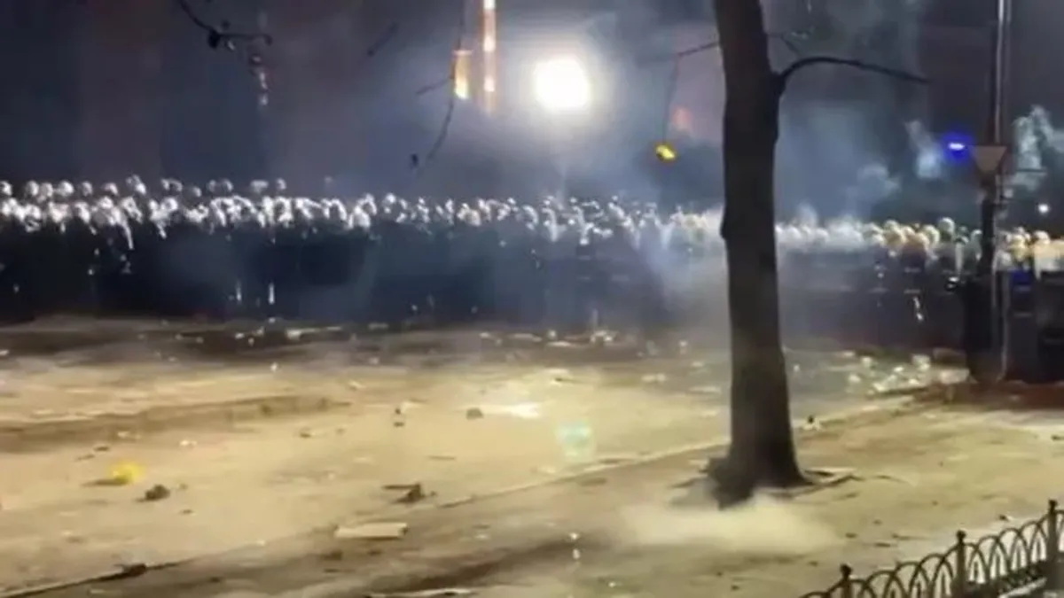 Özgür Özel provokasyonu ağzından kaçırdı: Polisi kör edebilirsiniz | Vandallardan polislere "asitli" "baltalı" saldırı