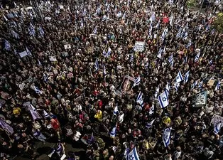 Tel Aviv’de Katil Netanyahu istifa sesleri yankılandı! Binlerce kişi sokağa indi