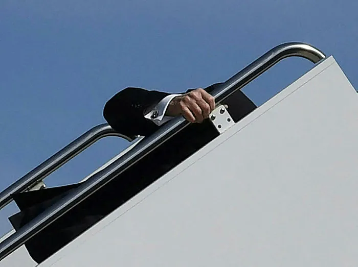 Joe Biden Air Force One’a binerken neden 3 kere düştü? Beyaz Saray açıkladı